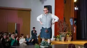 Bürgermeister Helmut Linhart präsentierte im Köflacher Volksheim einen Kilt der „Köflacher Kollektion“ von Trachten Pachatz