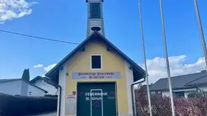 Ein kleines Rüsthaus in gelb gehalten vor blauem Himmel
