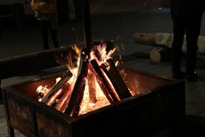An der großen Feuerstelle präsentierte Heide Bolt ihre weihnachtlichen Sagen und Märchen.