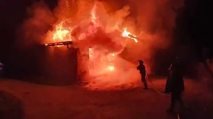 Am 23. November 2021 um 20:37 Uhr heulten in Eggersdorf die Sirenen. In einem Wirtschaftsgebäude im Ortsteil Brodersdorf war in einem Teil, in dem Pferde untergebracht waren, ein Brand ausgebrochen.