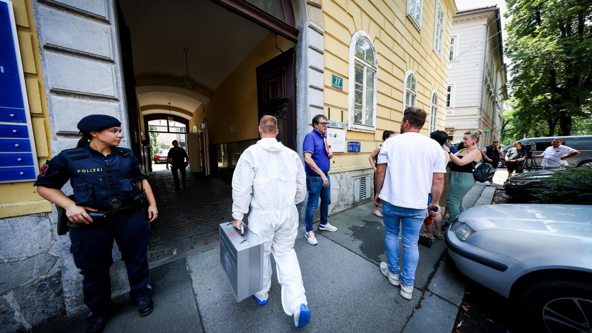 Spurensicherung und Polizisten in der Kaiserfeldgasse 