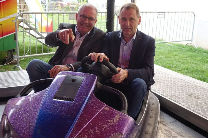 Bereits traditionell wurde die Leistungsschau mit einer Autodromfahrt der Ehrengäste eröffnet, wie hier Bürgermeister Bernd Osprian (Voitsberg) und sein Stellvertreter Kurt Christof.