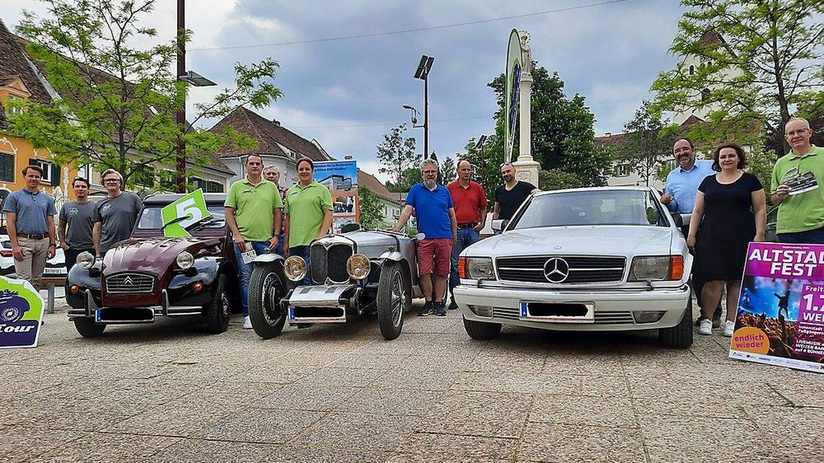 Patrick König, Stadt Weiz, (li.), die Organisatoren René Müller (4.v.l.), Mario Kleinburger (6.v.l) und Michael Wilhelm (r.), die Partner des Tourismusverbandes Oststmk. Axel Dobrowolny (3.v.r.) und Nina Darnhofer (2.v.r.), Univ.-Prof. Werner Holzinger (5.v.r.) sowie Oldtimer-Begeisterte 