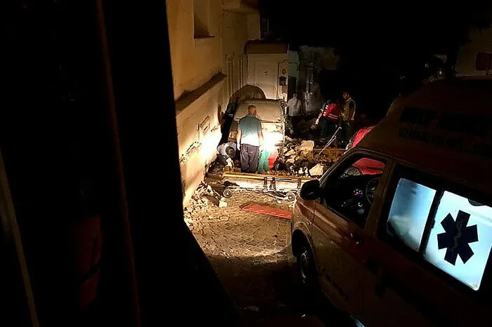 Die Aufräumarbeiten haben bereits in der Nacht begonnen.