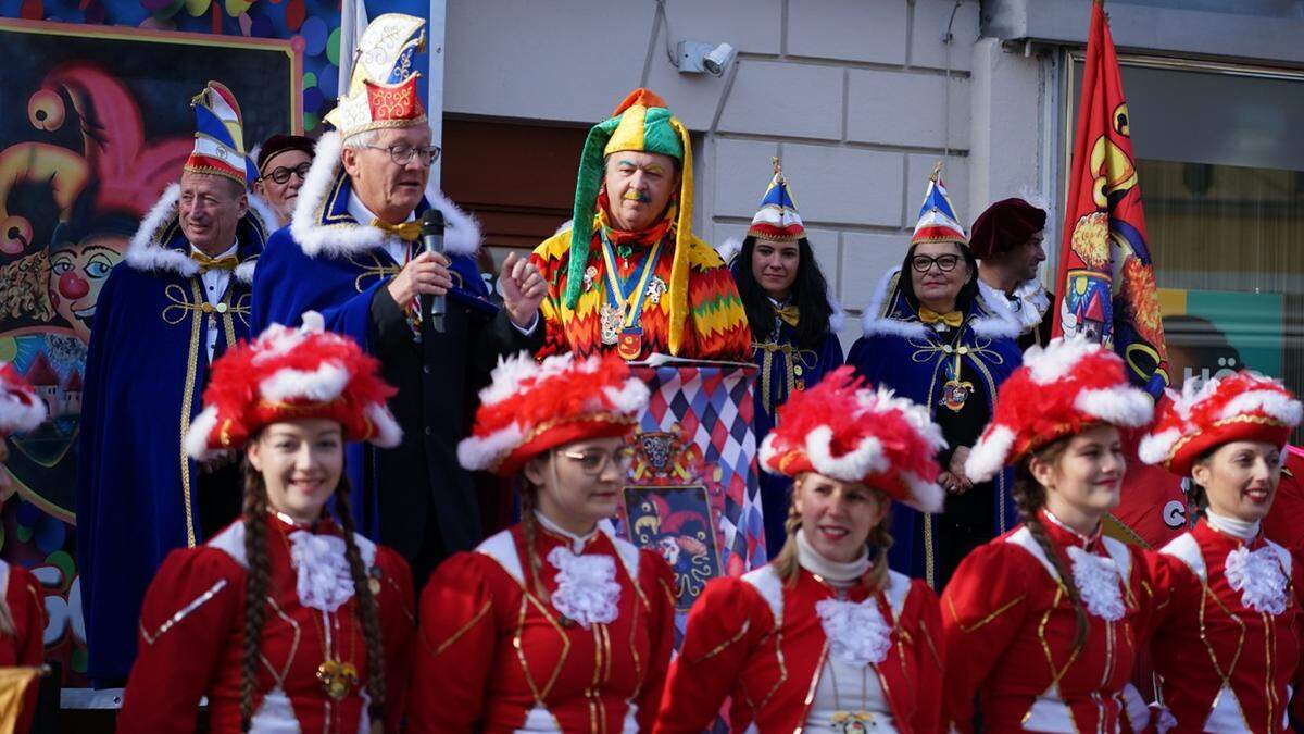 Narrenwechsel in Weiz: Faschingskanzler Ewald Wild mit Hofnarr Johannes Steinwender sowie der Weizer Faschingsgilde