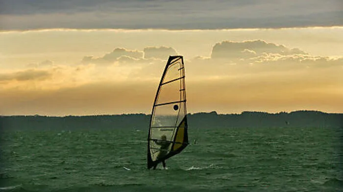 Am Chiemsee tummeln sich bei Schönwetter diverse Wassersportler