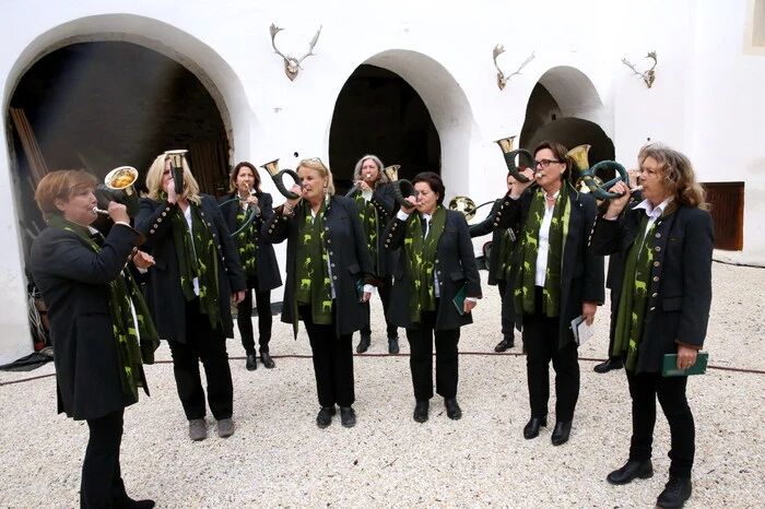 Übrigens: Für die musikalische Umrahmung sorgte die Jagdhornbläserinnengruppe Rosental... 