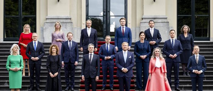 Die neue niederländische Regierung auf den Stufen des Huis ten Bosch in Den Haag