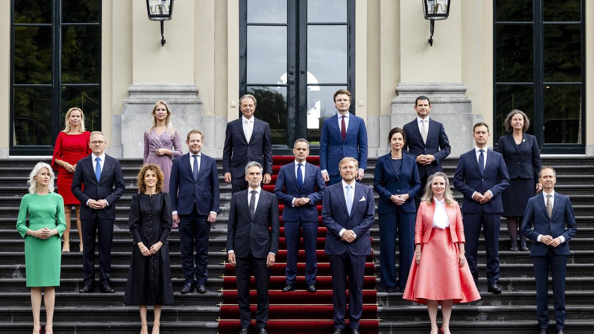 Die neue niederländische Regierung auf den Stufen des Huis ten Bosch in Den Haag