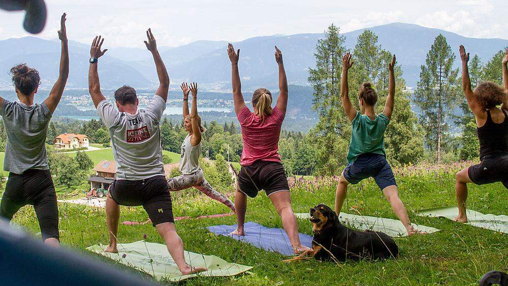 Die Yoga-Einheit mit Beate Kalt als forderndes und entspannendes Erlebnis mitten in der Natur