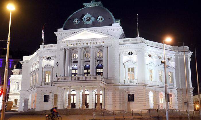 Ganz in Weiß: Ein erster Blick auf die sanierte Außen-Fassade des Volkstheaters