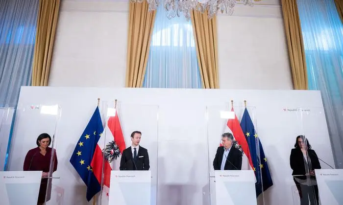 ABD0016_20201106 - WIEN - ÖSTERREICH: vlnr.: Tourismusministerin Elisabeth Köstinger (ÖVP), Finanzminister Gernot Blümel (ÖVP), Vizekanzler Werner Kogler (Grüne) und Kulturstaatssekretärin Andrea Mayer (Grüne) am Freitag, 06. November 2020, im Rahmen der PK 