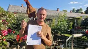 Michael K. aus Köflach mit dem Bescheid der Behörde vor seinem Hühnerstall