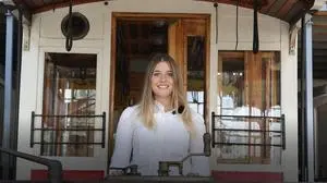 Redakteurin Felizitas Steiner in der ältesten Straßenbahn der Welt