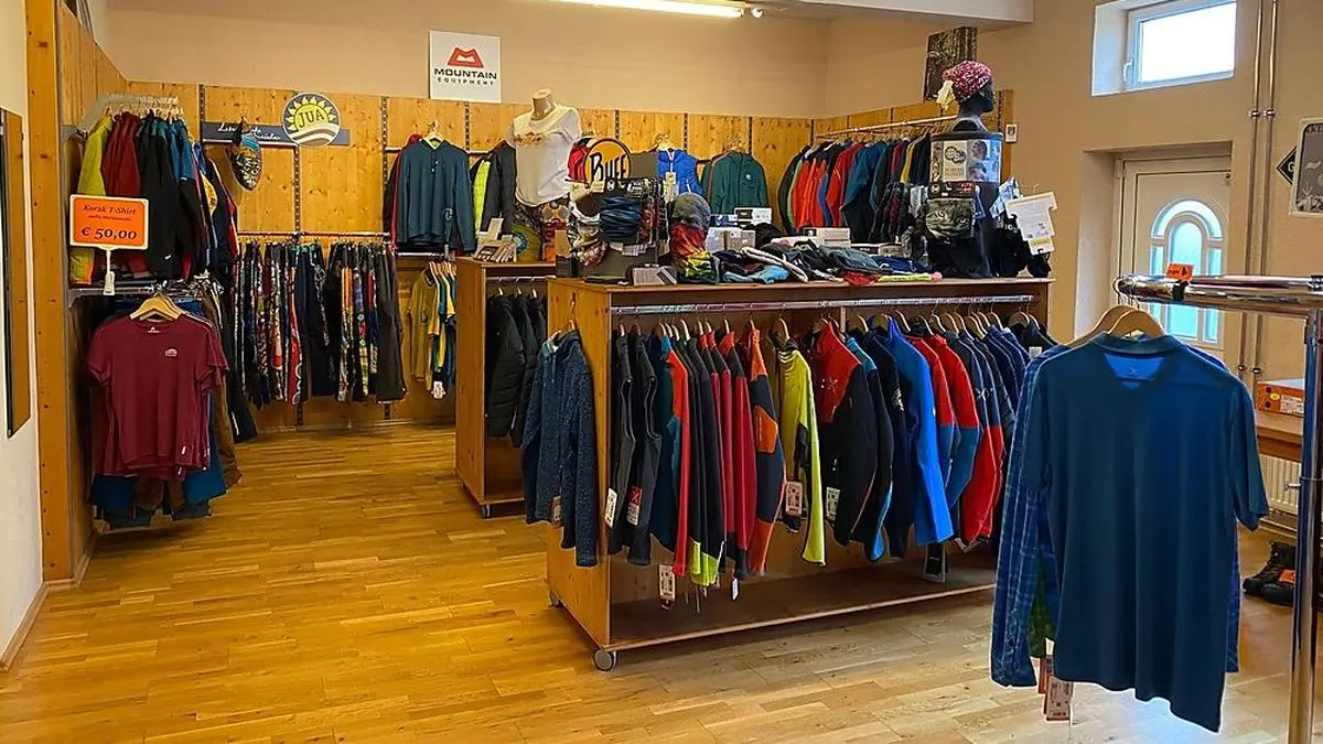 Das Lager ist gut gefüllt bei Bergsport Korak, ebenso das Geschäft