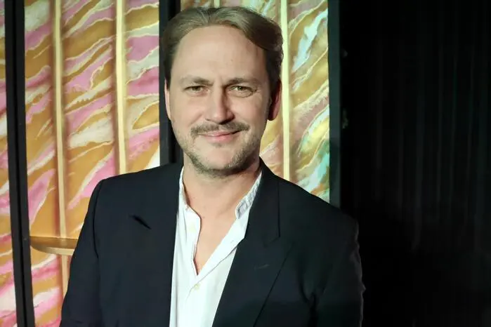 Unter der Regie von Christian Krall (Foto) erwacht die bekannte Geschichte der Brüder Grimm zu neuem Leben. Prächtige Kostüme, fantasievolle Bühnenbilder und ein engagiertes Ensemble sorgen dafür, dass sowohl Kinder als auch Erwachsene auf ihre Kosten kommen. Besonders die sieben Zwerge bringen mit Witz und Charme frischen Schwung in die Inszenierung.