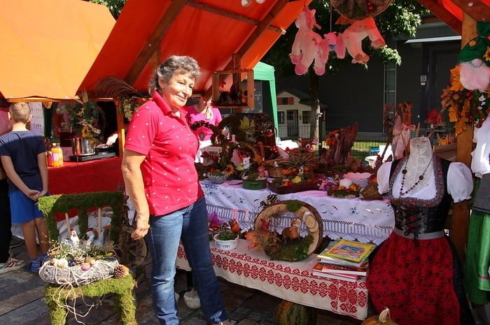 Bei sommerlichen Temperaturen konnten die zahlreichen Besucher bei schwungvoller Musik, dargeboten von den „Nachrucka“ und dem Lippiklang, hausgemachte Schmankerl genießen und an den Marktständen in regionalen Produkten stöbern.