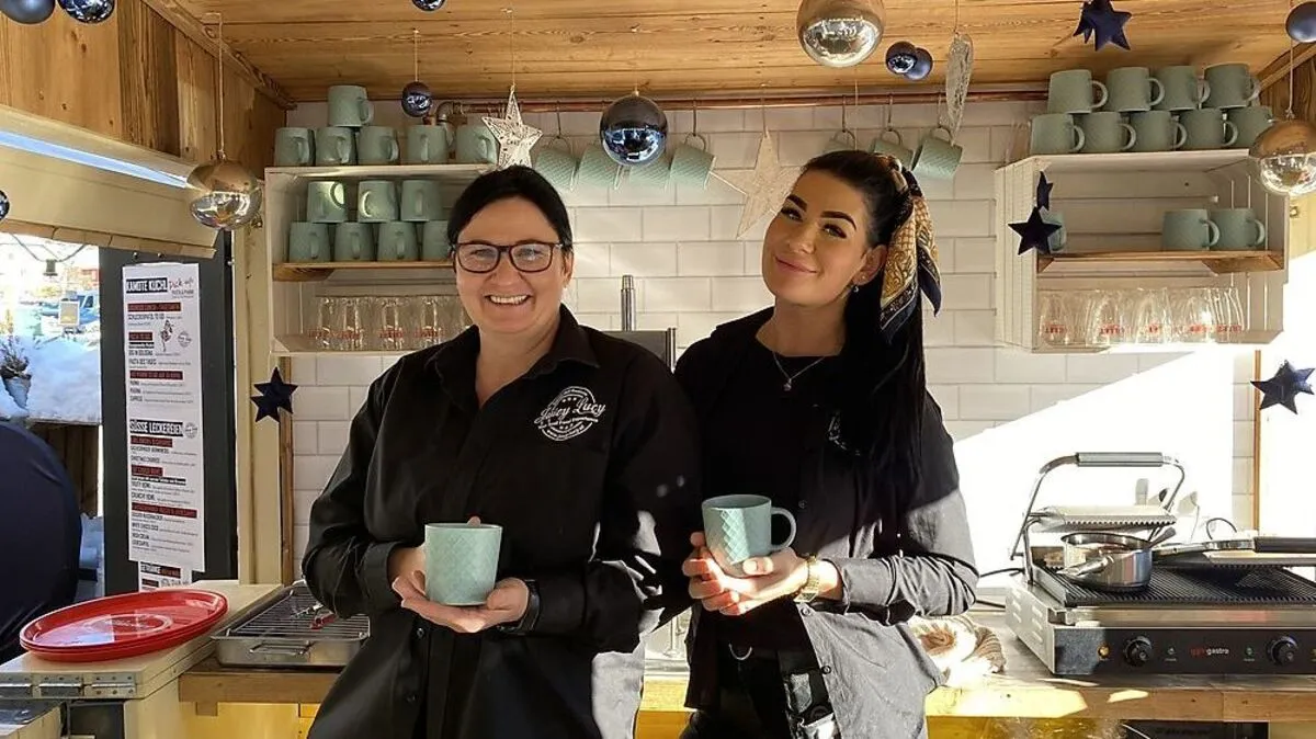 Diana Brandner-Kalt und Sarah Walcher von Juicy Lucy in Spittal werden am Einkaufssonntag die Winterhütte im Außenbereich aufsperren