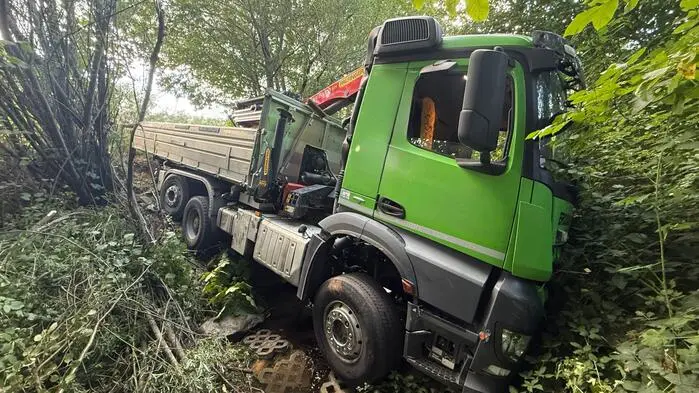 Dienstagnachmittag dürfte wohl ein technisches Gebrechen dafür gesorgt haben, dass ein Lkw mit Kran in ein Bachbett in Pöllau bei Hartberg abstürzte