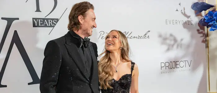 Stephanie Davis mit ihrem Verlobten Alfred Enzensberger am roten Teppich der 15. Vienna Awards