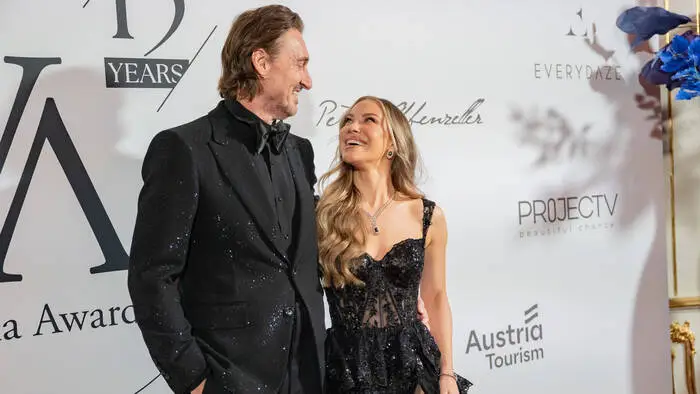 Stephanie Davis mit ihrem Verlobten Alfred Enzensberger am roten Teppich der 15. Vienna Awards