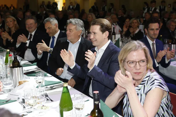 Miteinander im Bild: der Wiener Bürgermeister Michael Ludwig (SPÖ), Bundeskanzler Karl Nehammer (ÖVP), Vizekanzler Werner Kogler (Grüne), Altkanzler Sebastian Kurz (ÖVP) und Bundesministerin Leonore Gewessler (Grüne; von links)
