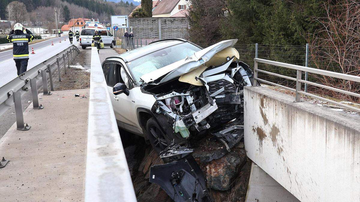 Der Pkw blieb zwischen den beiden Brücken stecken