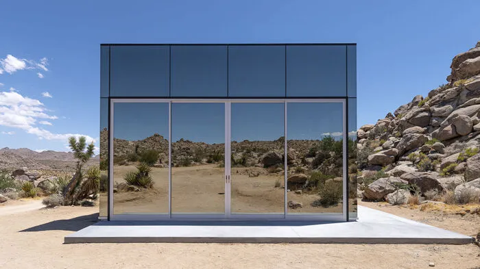 Auf einem 90-Hektar großen Grundstück inmitten des Joshua Tree National Parks befindet sich das 2019 erbaute „Invisible House“