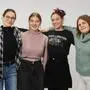 Vier jugendliche Mädchen stehen vor weißem Hintergrund, legen sich die Arme um die Schultern und lächeln in die Kamera | Veronika Gillner, Sophie Assmann-Hafenscherer, Alexandra Gillner und Pauline Steiner sind „Kids4Kids-Tutoring“