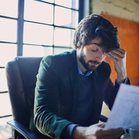 „Nur“ viel Arbeit ist nicht der alleinige Auslöser eines Burn-outs. Es braucht ein Zusammenwirken mehrerer Faktoren