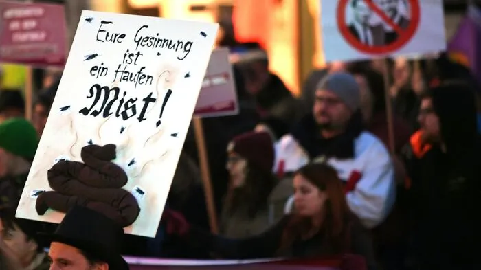 Klicken Sie sich durch die Bilder von der Demo.