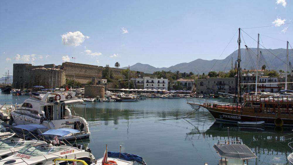 Der historische Hafen von Kyrenia mit der Burganlage im Hintergrund