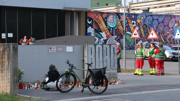 Bereits in den frühen Morgenstunden finden sich Menschen am Borg Dreierschützengasse ein, um Kerzen hinzustellen oder der Opfern zu gedenken