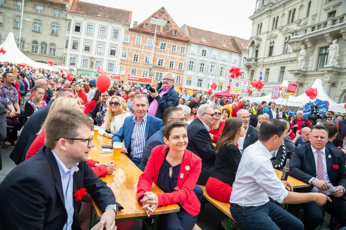 Klubchef Hannes Schwarz, GKK-General Andrea Hirschenberger, Gemeinderätin Alexandra Marak-Fischer, ... am Grazer Hauptplatz