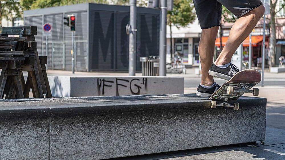 Die Anti-Terror-Poller am Lendplatz werden von Skatern genutzt