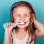 Regelmäßiges Zähneputzen kann Kreidezähne nicht kurieren, aber Karies vorbeugen