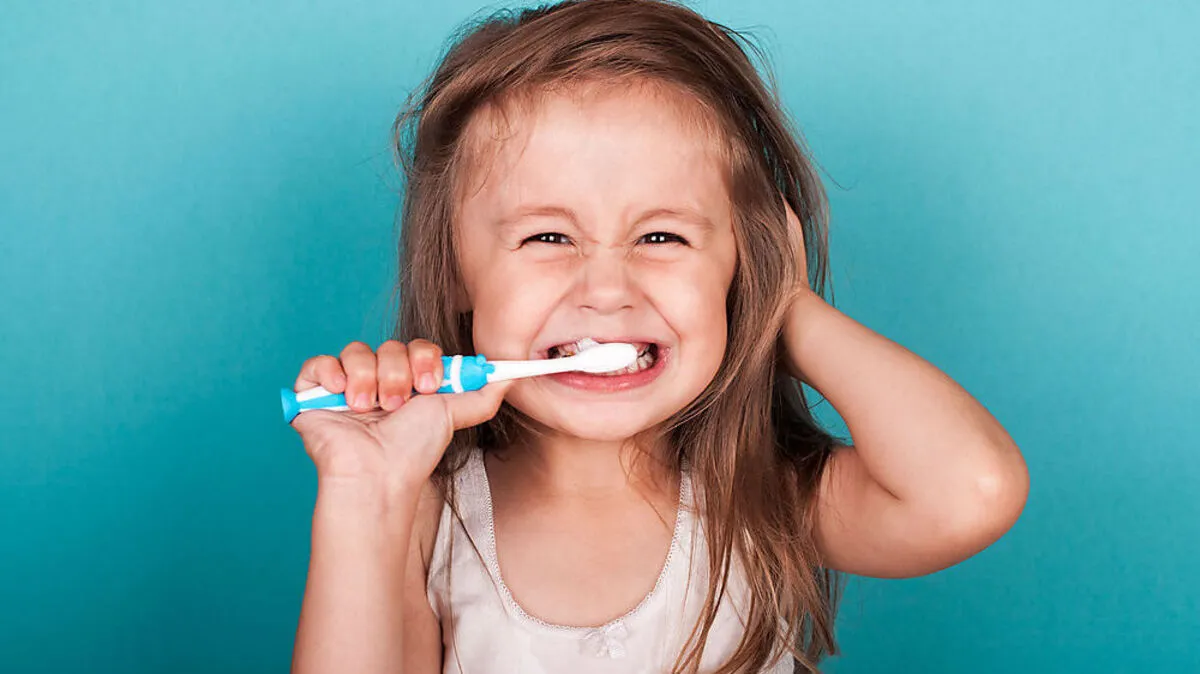 Regelmäßiges Zähneputzen kann Kreidezähne nicht kurieren, aber Karies vorbeugen