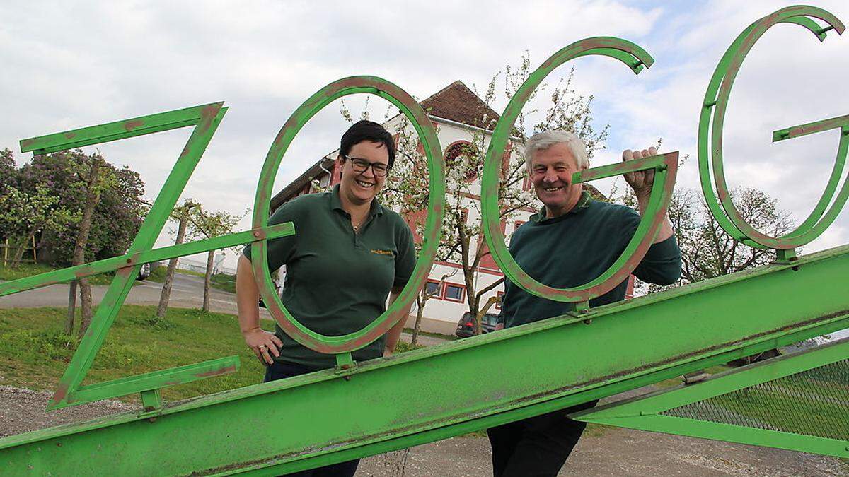 Martina Kopp und Hans Köstinger vor dem Kompetenzzentrum Zogglhof in St. Paul