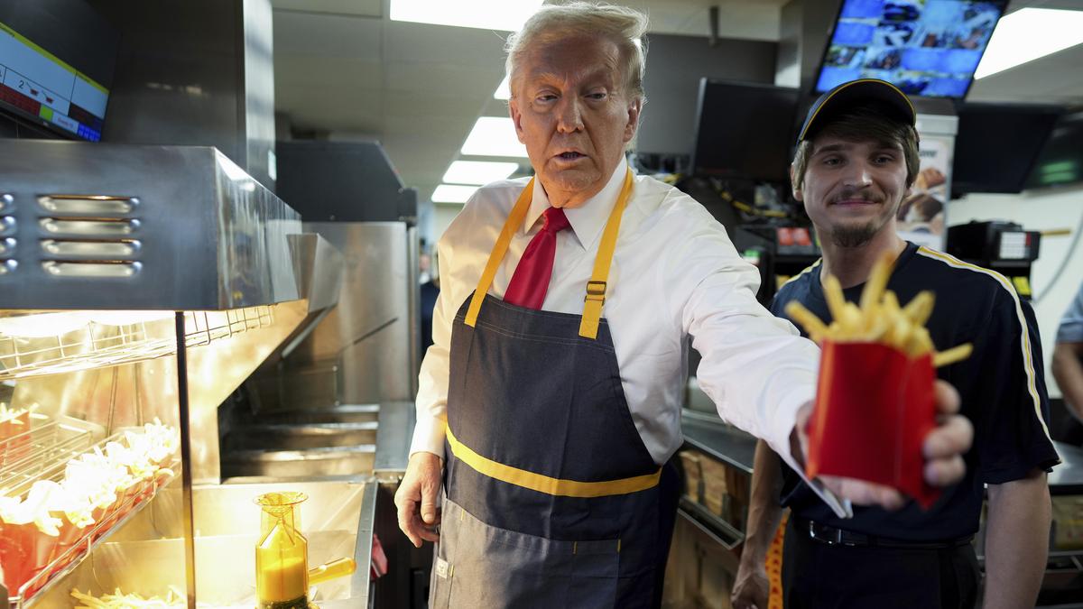 Donald Trump an der Fritteuse bei McDonald‘s | Trump gibt sich volksnah, doch steuerlich entlasten will er die Superreichen