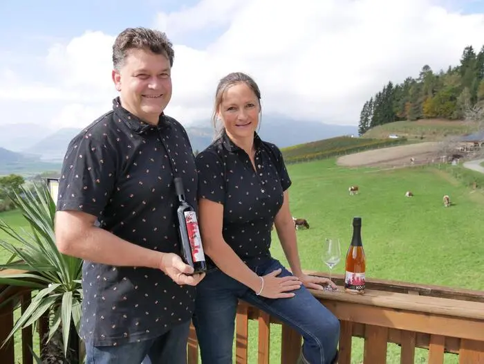 Gerhard Köck und Christiane Obereder-Nazar vom Weinbau Köck präsentieren bei „Wein on Tour“ ihre regionalen Weinspezialitäten und schenken persönlich aus