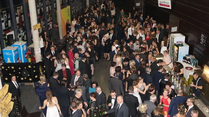 Am Samstag feierten die Maturantinnen und Maturanten der HAK Weiz im Kunsthaus in Weiz eine unvergessliche Ballnacht unter dem Motto „HAKademy Awards – And the Matura goes to …“.