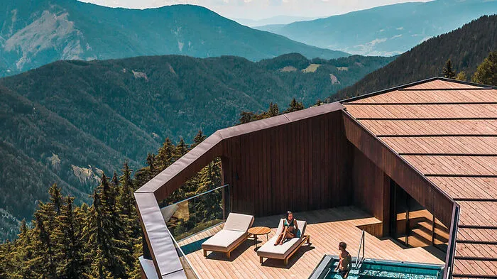 Volle 100 Punkte holt das Hotel Forestis in Brixen auf 1800 Meter, das fantastische Ausblicke auf die bewaldeten Berge und die Dolomiten bietet.