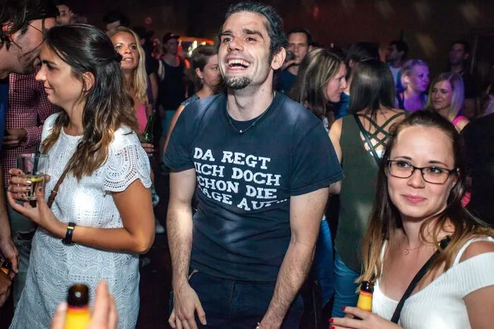 Dieser Musikliebhaber hat auf die Frage, ob man zur "Worst of the 90s"-Party gehen solle, wohl schon seine eigene Antwort gefunden.