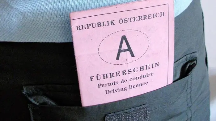 Der alte Papier-Führerschein hat bis spätestens 2033 ausgedient (Sujetbild)