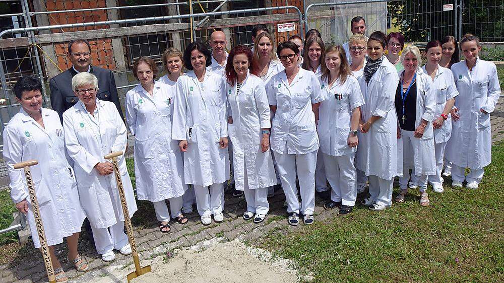 Ein Teil des Teams der Pathologie in Leoben beim Spatenstich für den Neubau, der im Herbst 2019 bezogen werden soll