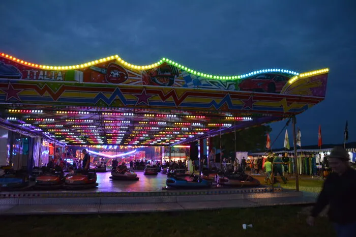 Es gab jede Menge Fahrgeschäfte, wie zum Beispiel ein Riesenrad, zwei "Tagada"-Scheiben und einen "Jumper".