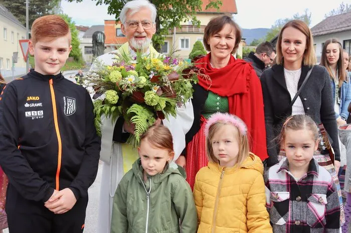 Die Kinder überreichten ihm zudem einen wunderschönen Blumenstrauß.