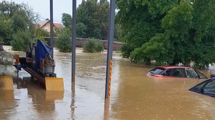 Beim Autohaus von Josef Zacharias standen die Autos fast komplett unter Wasser