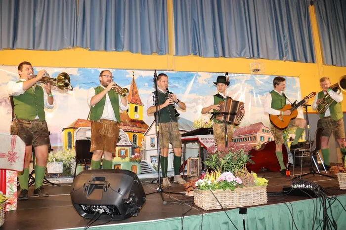 Unter dem Motto „Servus und Pfiat Gott“ überbrachten ehemalige Schüler, die Steirische Blos, die Landesmusikschule Kitzbühel, die Musikschule Balatonfüred aus Ungarn, die Ligister Lehrermusi, Hausmusik Bernsteiner, die Pagger Buam, die Schülcherleitnmusi, das David Traumüller Trio, die Huafschneida, die jungen Weststeirer, die Wengerboch Musi aus Salzburg/Bayern, die Windstreich Musikanten und Jung &amp; Frisch aus Tirol musikalische Grüße an Bernd Prettenthaler und den vielen Besuchern.