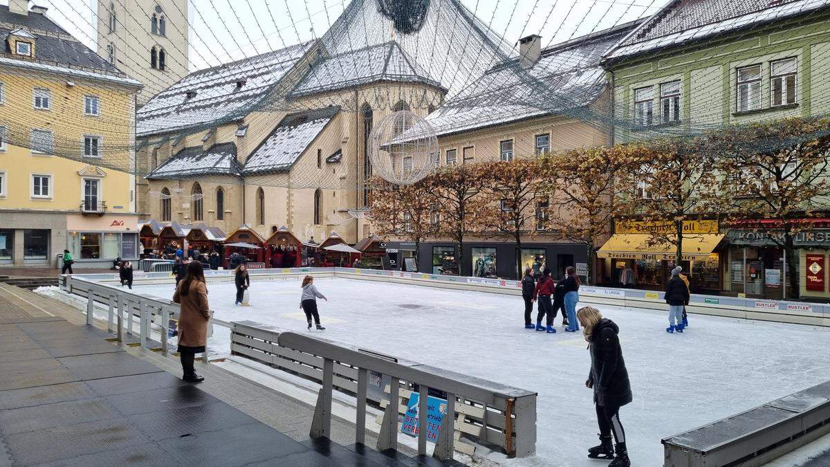 Ein Arbeiter verletzte sich am Eislaufplatz in der Innenstadt